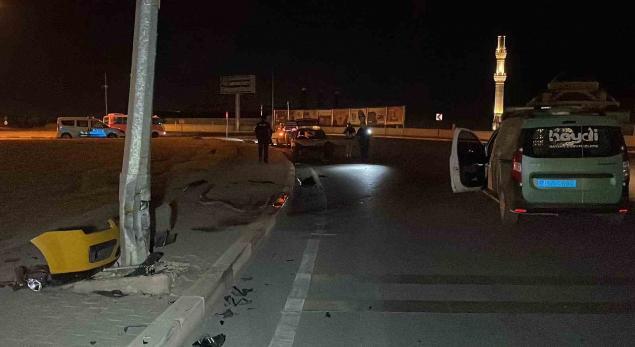 Karamanda ticari taksi aydınlatma direğine çarptı