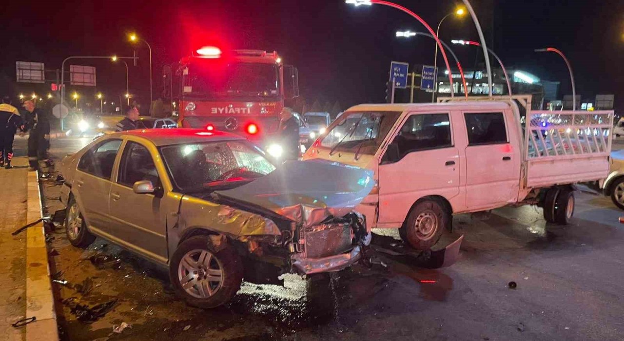 Karamanda üç araç kavşakta çarpıştı: 1 yaralı