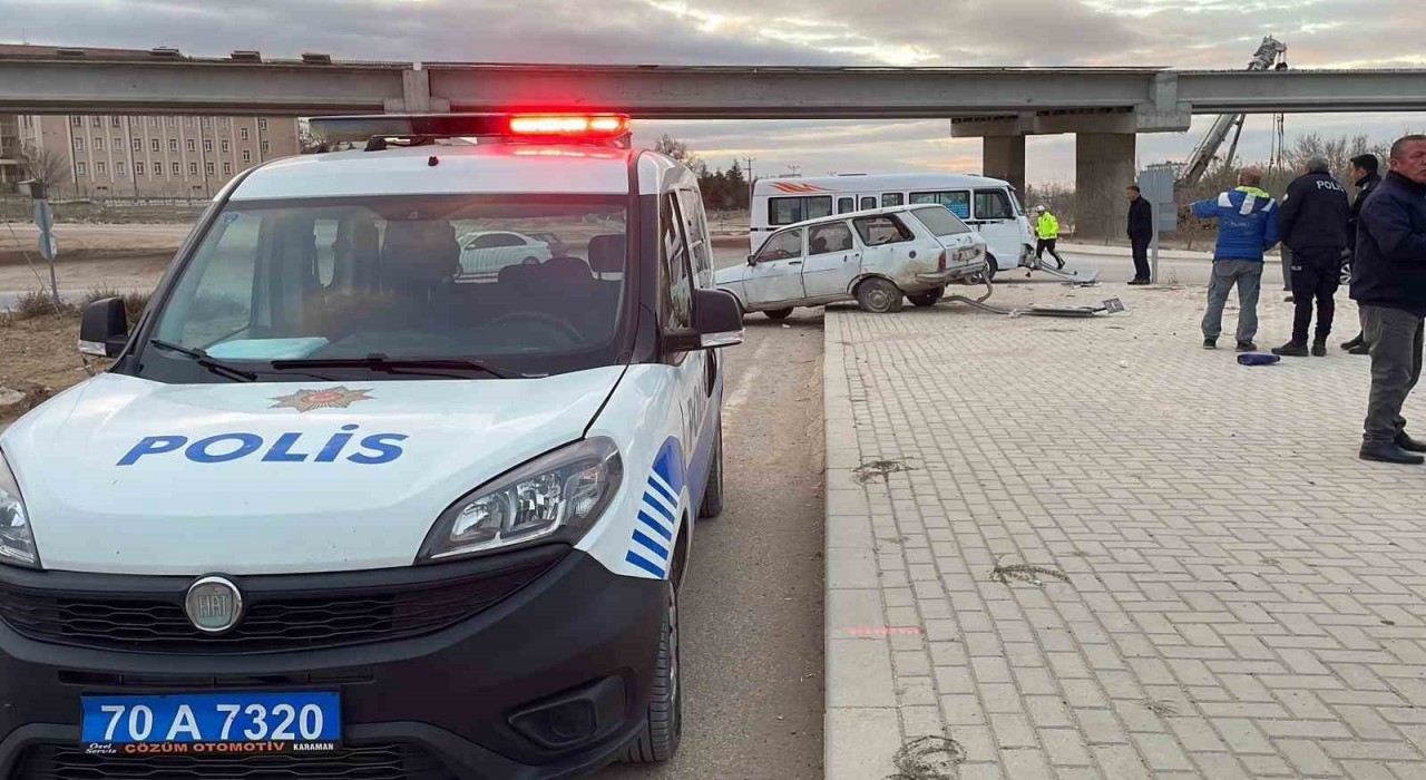 Karamanda yolcu minibüsü ile otomobil çarpıştı: 2 yaralı