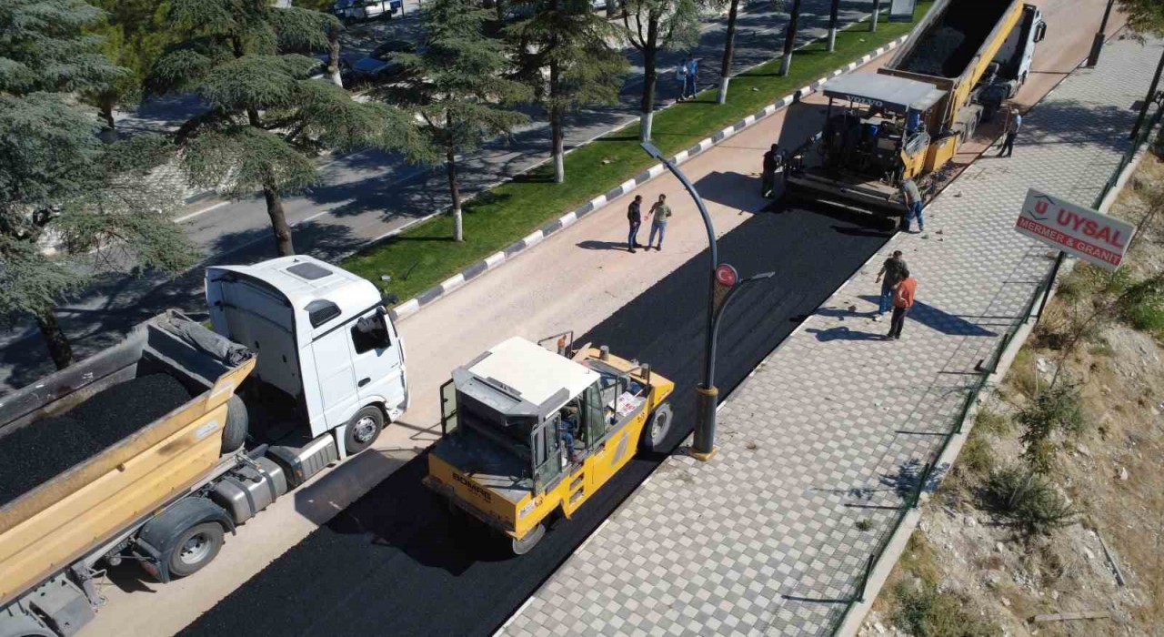 Karayolları tarafından Demircide sıcak asfalt çalışmalarına başlandı