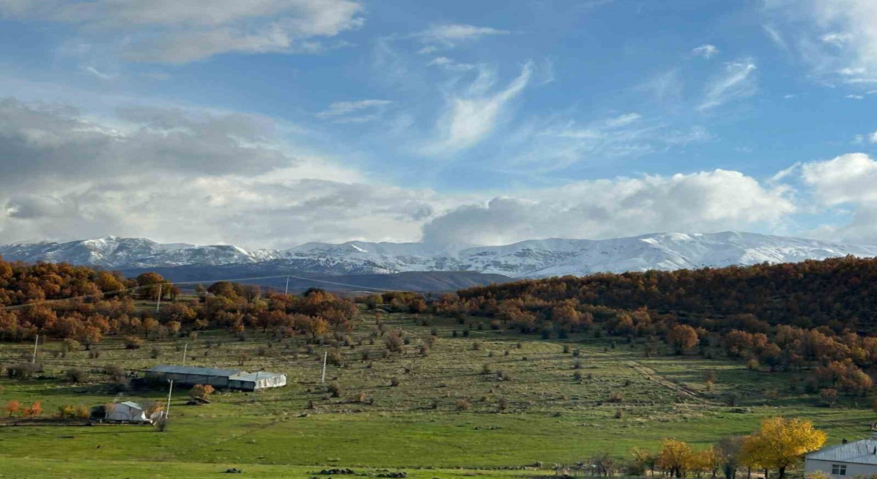 Karla kaplı dağlar sonbaharın renkleriyle buluştu