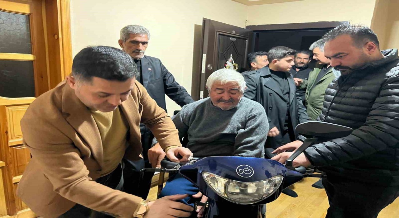 Kars MHPden engelli vatandaşa akülü araç desteği