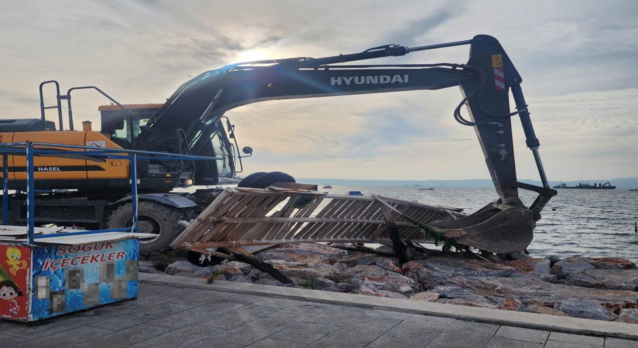 Karşıyakadaki kaçak iskeleler yıkılıyor