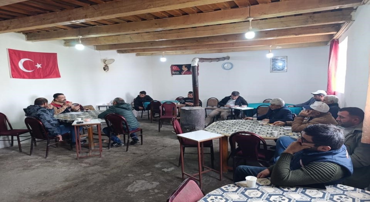 Karsta buzağı kayıplarının önüne geçmek için üreticilere eğitim veriliyor