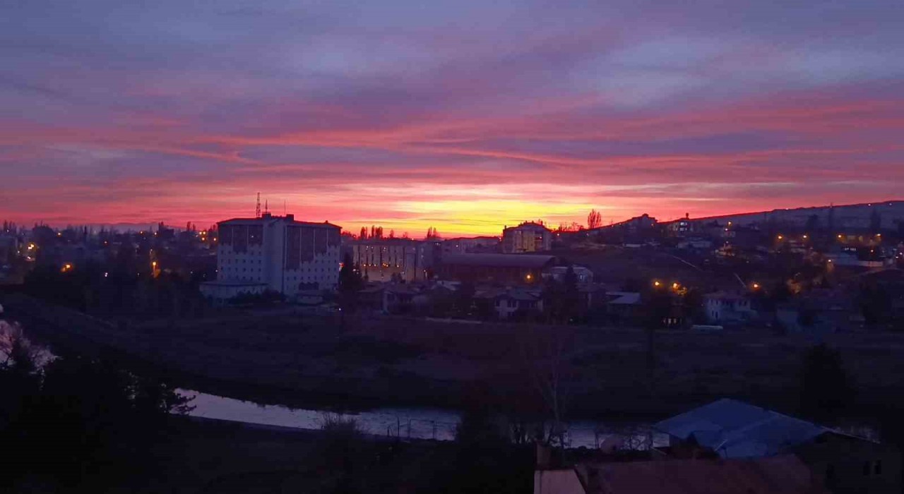 Karsta gökyüzü kızıla büründü
