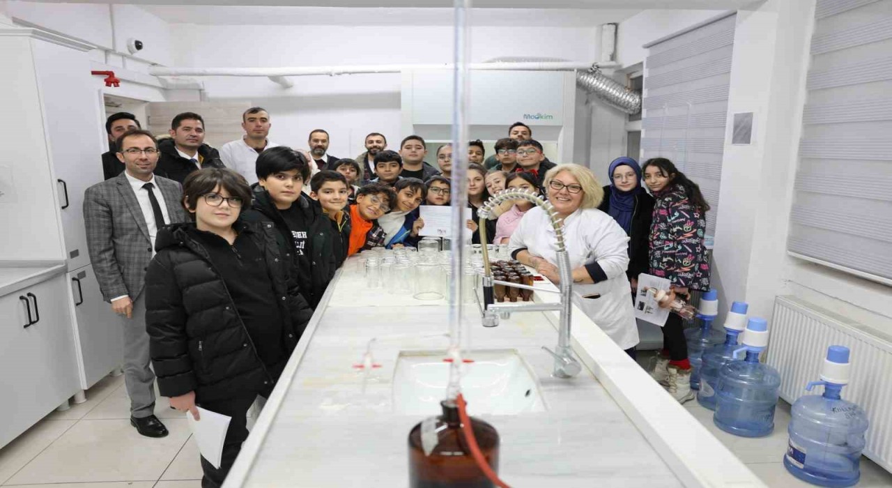 Karsta öğrenciler laboratuvarda analiz süreçlerini yerinde gözlemledi