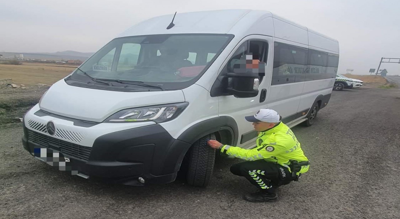 Karsta trafik ekiplerinden kış lastiği uygulaması