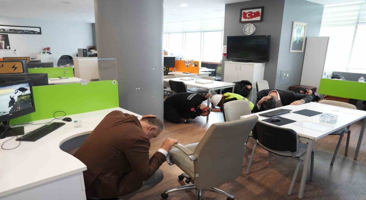 Kartal Belediyesinde deprem tatbikatı başarıyla gerçekleştirildi