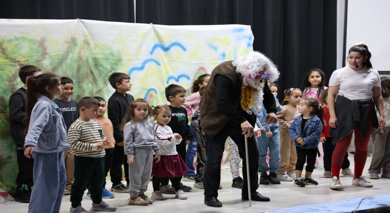 Kartepede hem büyüklere hem küçüklere tiyatro ziyafeti