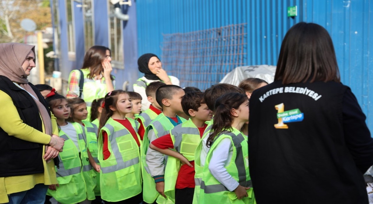 Kartepede öğrencilere geri dönüşüm bilinci aşılanıyor