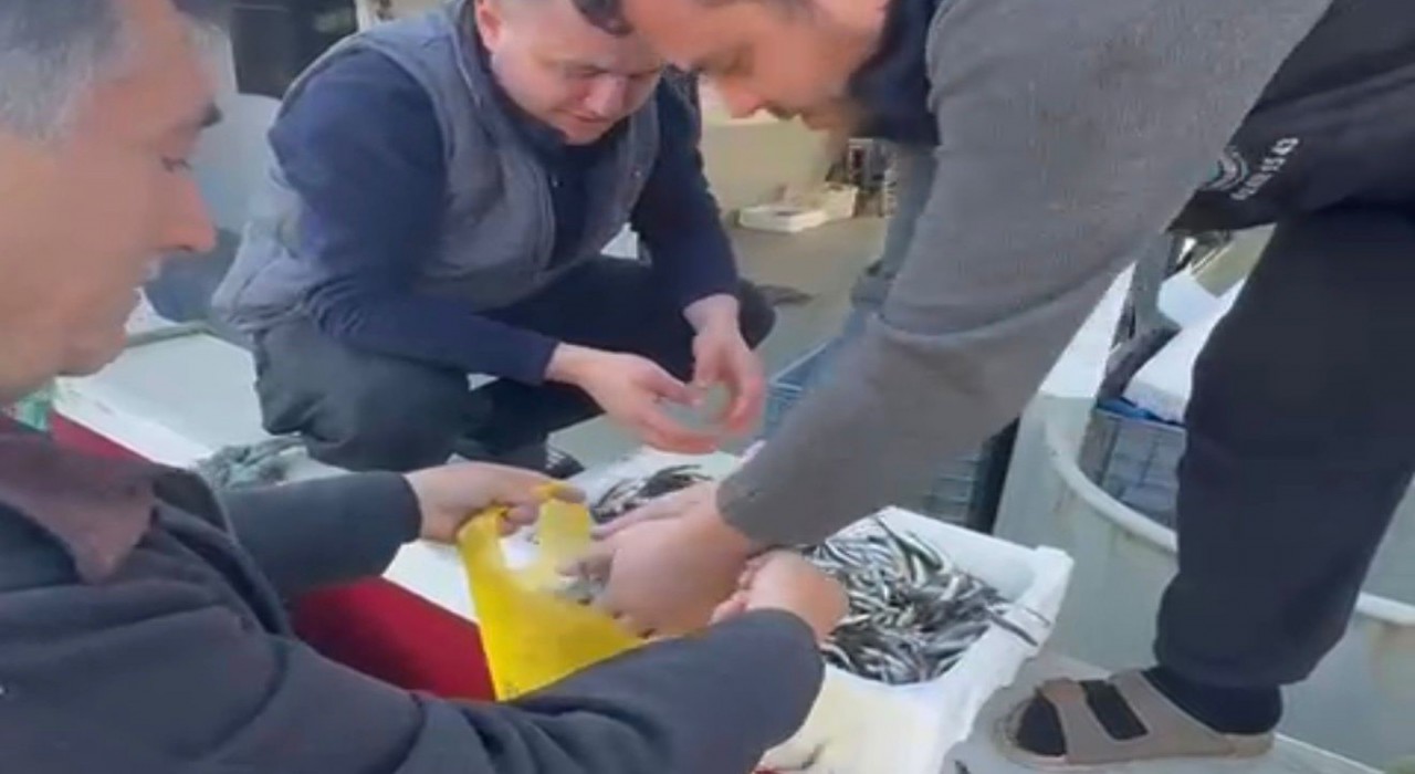 Kasasını 200 liraya alıp, tezgahta kilosunu 200 liraya satan esnaf, balıkçılar tarafından protesto edildi