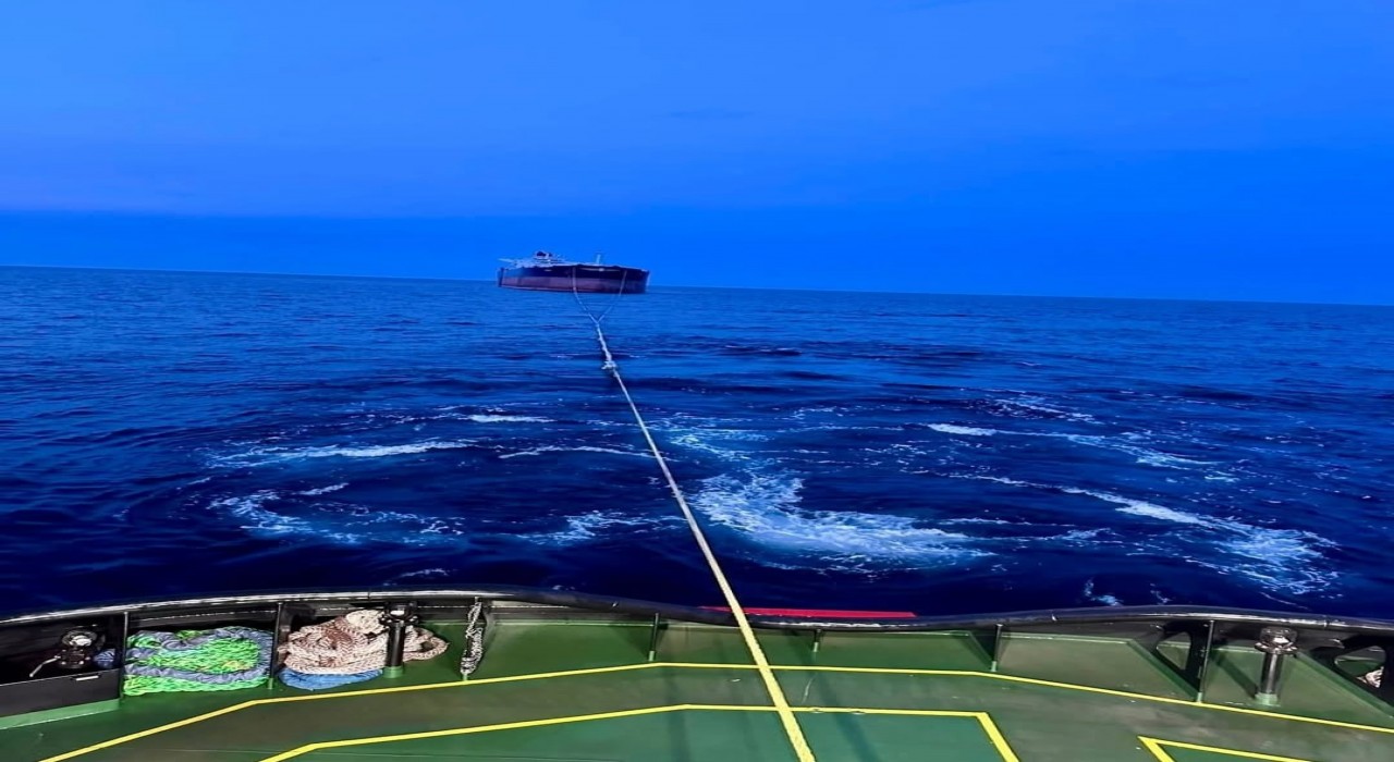 Kastamonu açıklarında isabet alan Virat isimli gemi Türkeliye çekiliyor