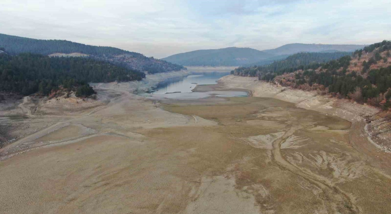 Kastamonunun su ihtiyacını karşılayan baraj gölünün büyük kısmı kurudu