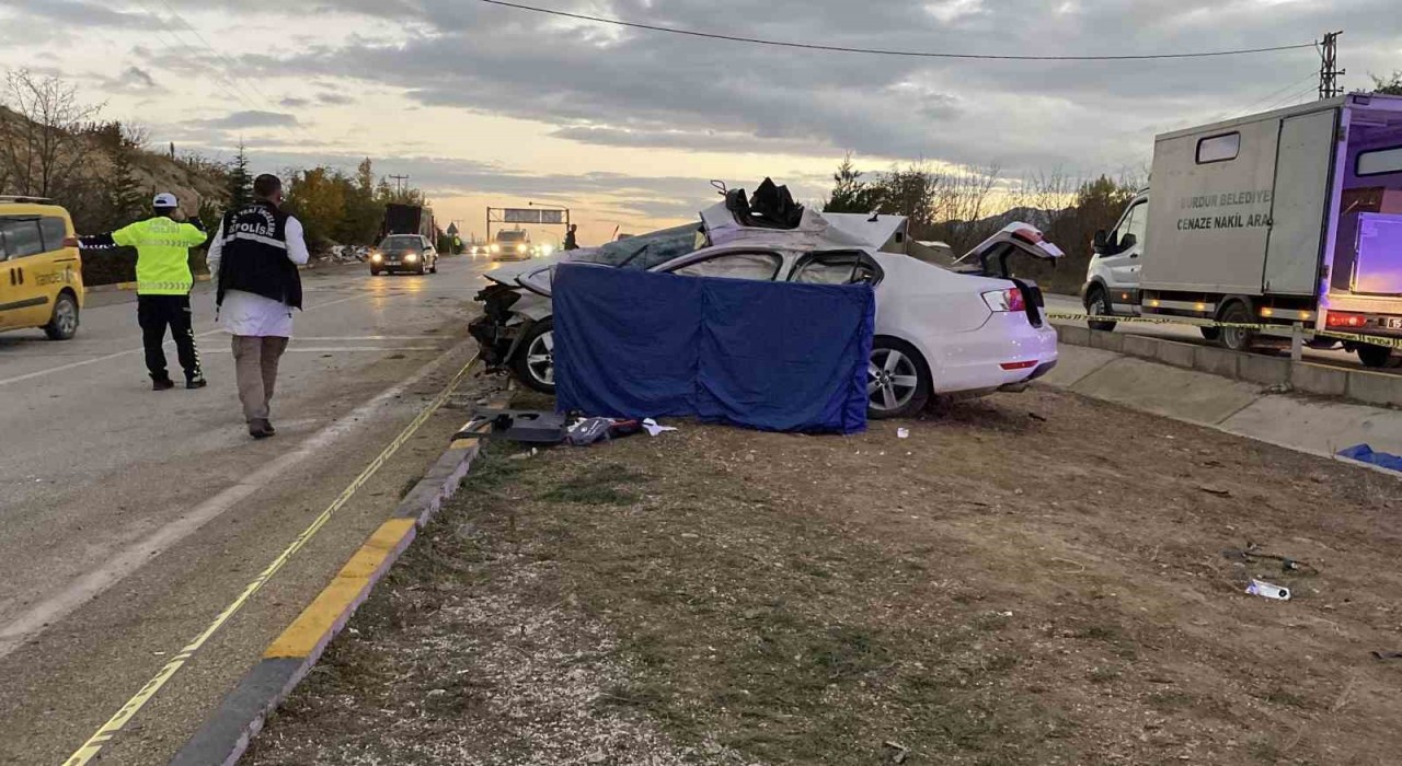 Kavşağa aşırı hızla giren tır otomobile çarptı: 1 ölü
