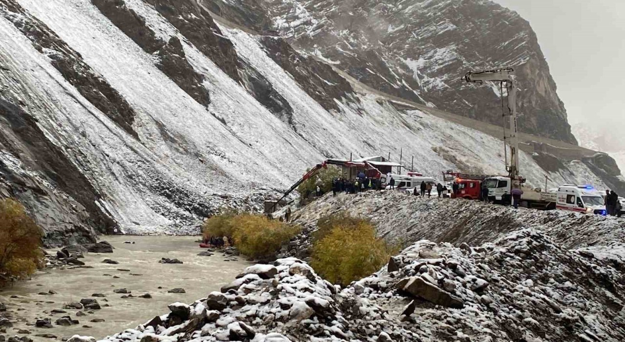 Kayadan kaçan araç Zap Suyuna düştü: 4 madenci kurtarıldı