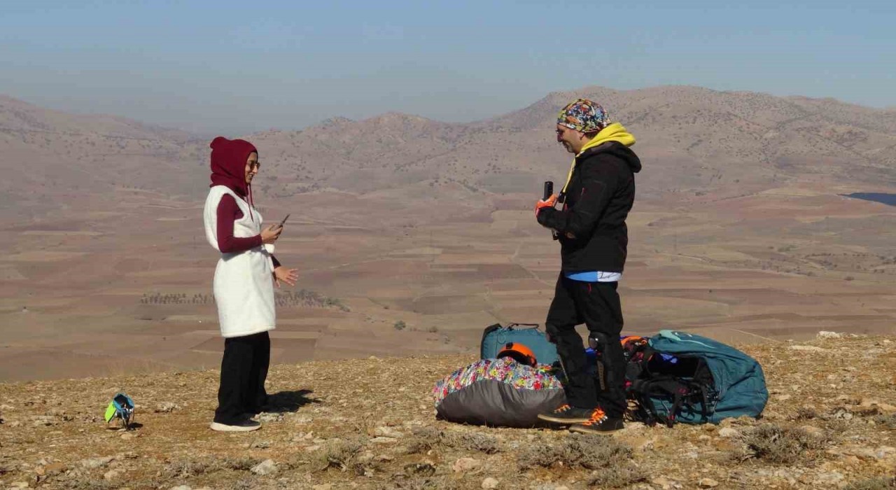 Kaymakam Öztaş, yamaç paraşütüyle Gercüş semalarını turladı