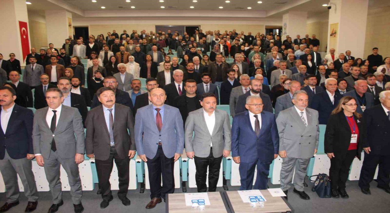 Kayseri Valisi Gökmen Çiçek Bu bayrakların olduğu coğrafyada yaşayan hiç kimse kendini göçmen hissetmez