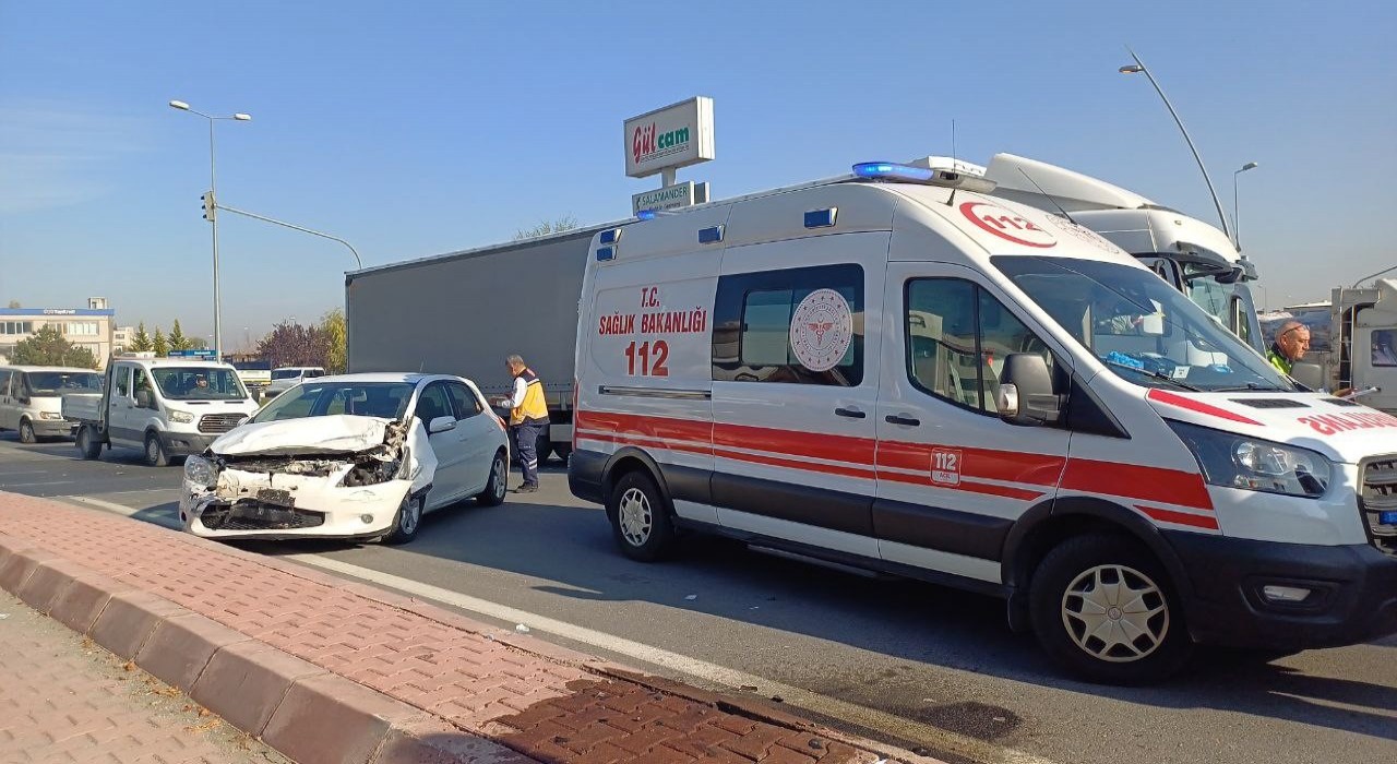 Kayseride 5 araç birbirine girdi: 5 yaralı