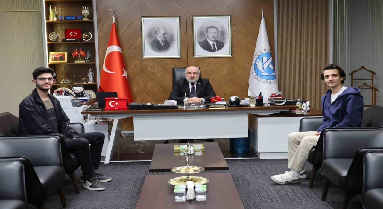 KAYÜnün başarılı öğrencilerinden Rektör Karamustafaya ziyaret