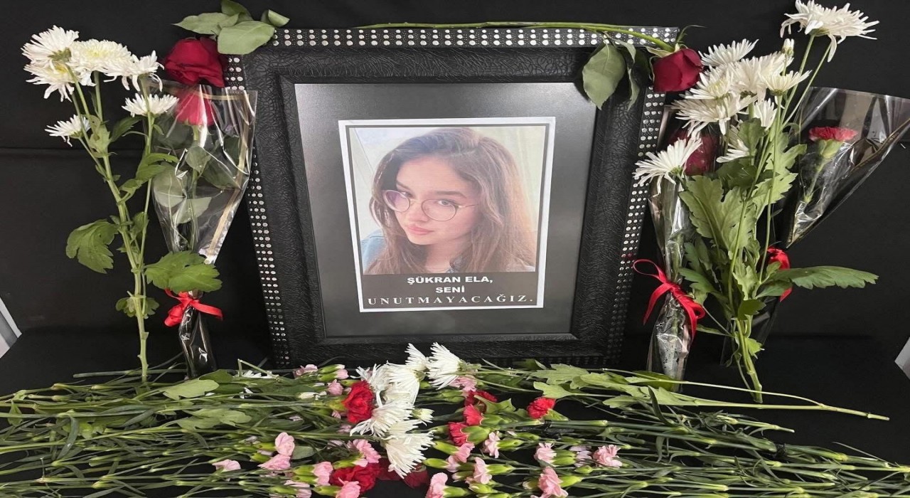 Kazada hayatını kaybeden Şükranın sınıfındaki sırasına arkadaşları çiçekler bıraktı