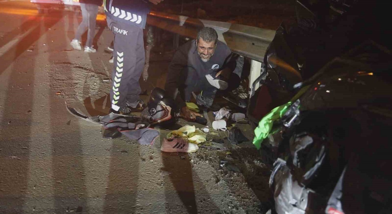 Kazada ölen 17 yaşındaki yeğeninin eşyalarını olay yerinde gözyaşlarıyla topladı