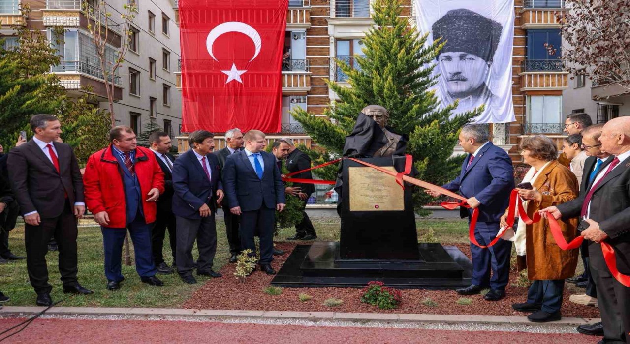 Keçiörende çalınan ünlü şair Kuliyevin büstünün yerine yenisi yerleştirildi