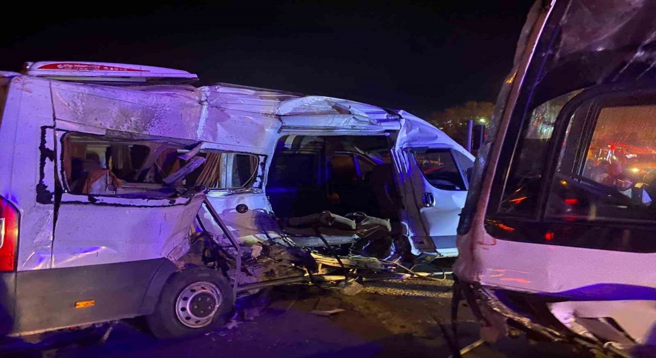 Kemalpaşada işçi servisleri çarpıştı: 15 yaralı