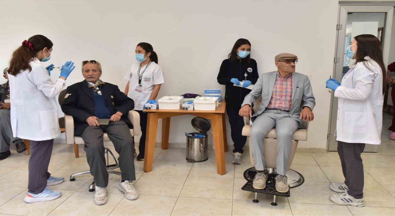 Kepez Belediyesinden huzurevi sakinlerine ağız ve diş sağlığı taraması