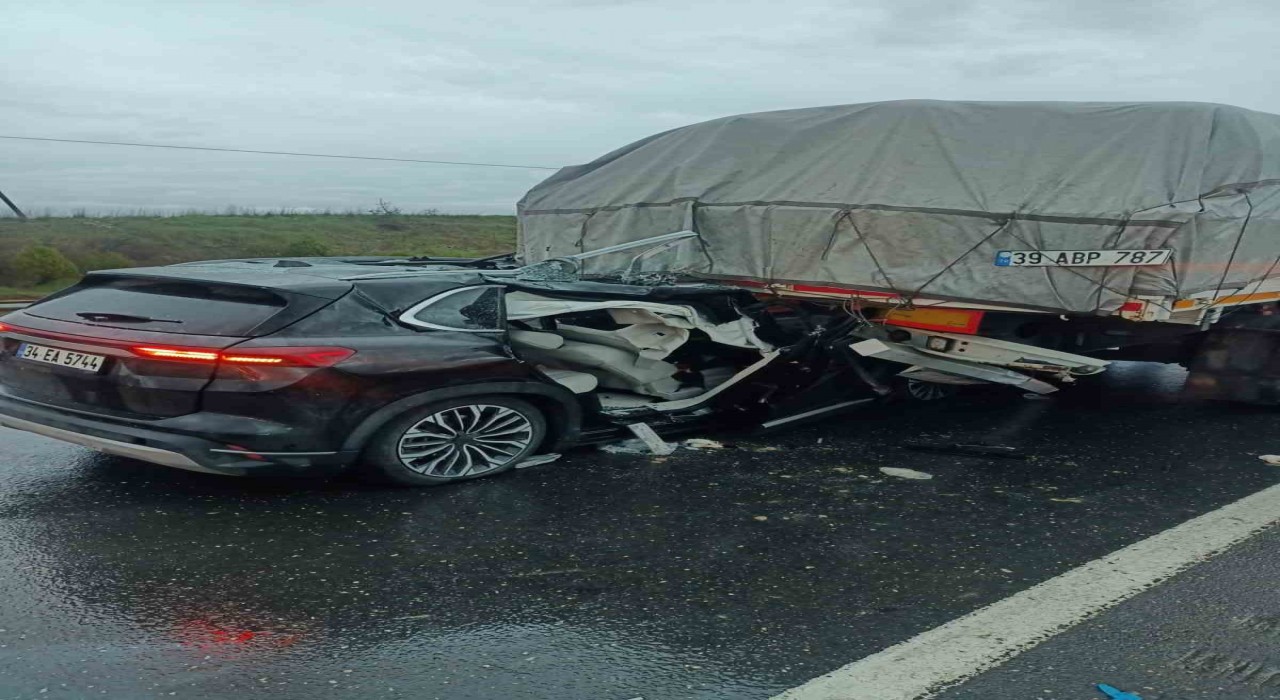 Keşanda otomobil tırın dorsesine çarptı: 3 kişi yaralandı