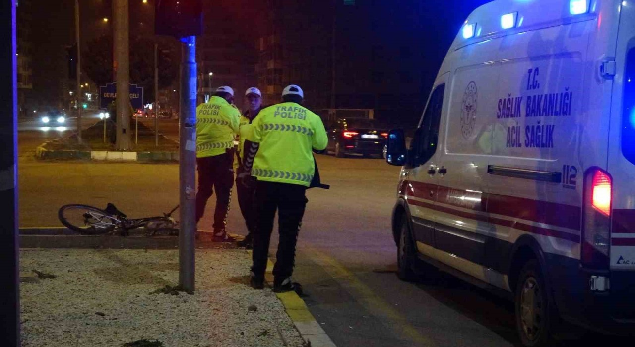 Kiliste otomobille çarpışan bisikletli ağır yaralandı