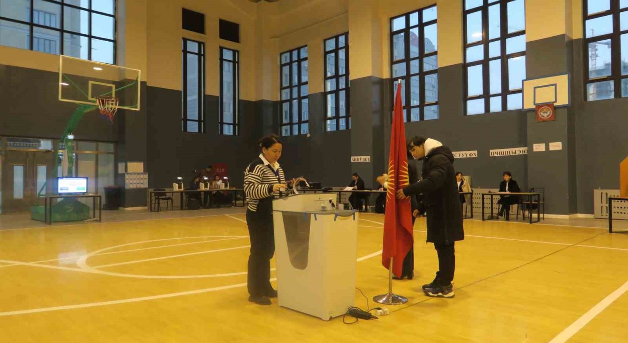 Kırgızistanda halk erken parlamento seçimleri için sandık başında