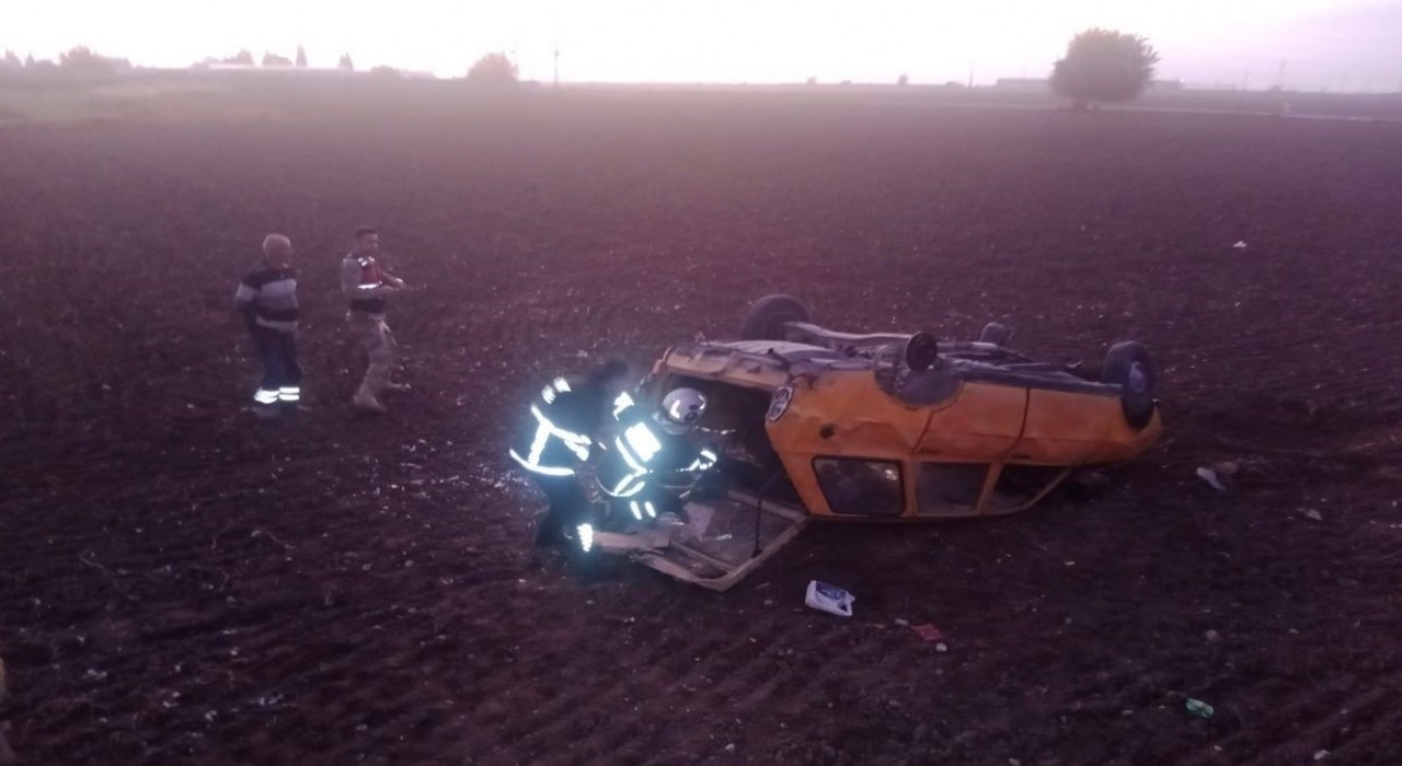 Kırıkhanda otomobil tarlaya uçtu