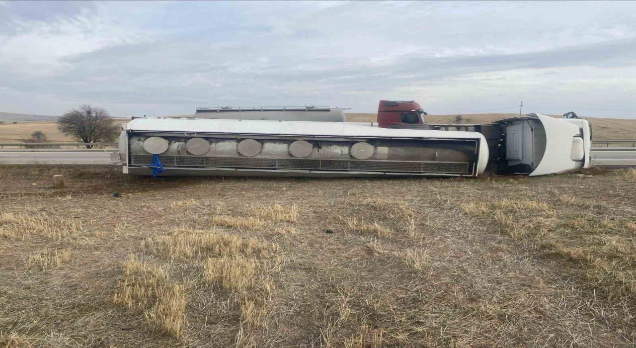 Kırıkkalede akaryakıt tankeri devrildi: 1 yaralı