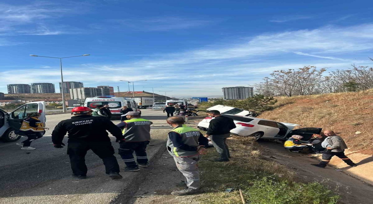 Kırıkkalede iki otomobil çarpıştı: 8 yaralı