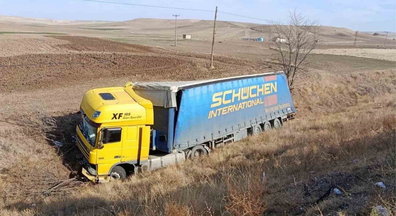 Kırıkkalede tır devrildi: 1 yaralı