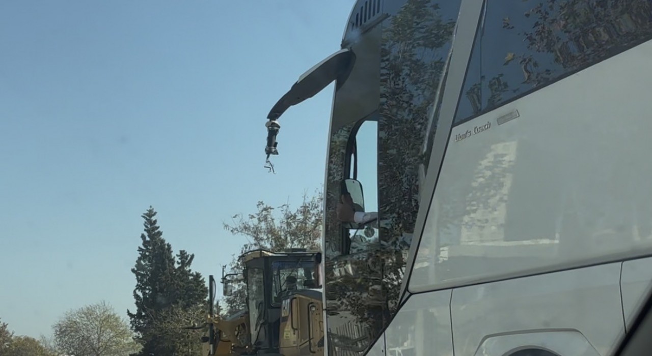 Kırılan aynayı eliyle tutup yolculuğa devam etti