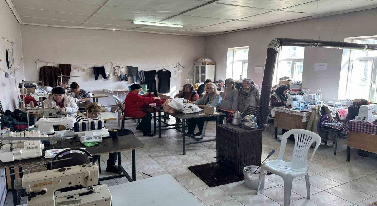 Kırkkepeneklide kadınlar dikişle üretime katılıyor