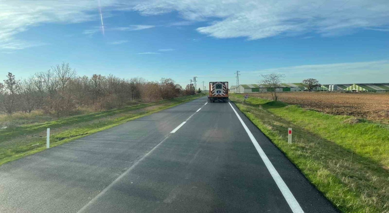 Kırklarelinde köy yolları sıcak asfaltla yenileniyor