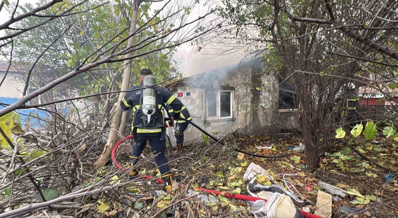 Kırklarelinde metruk binada yangın