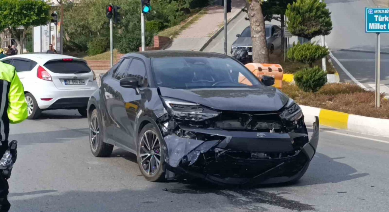 Kırmızı ışık ihlali kaza yaptırdı