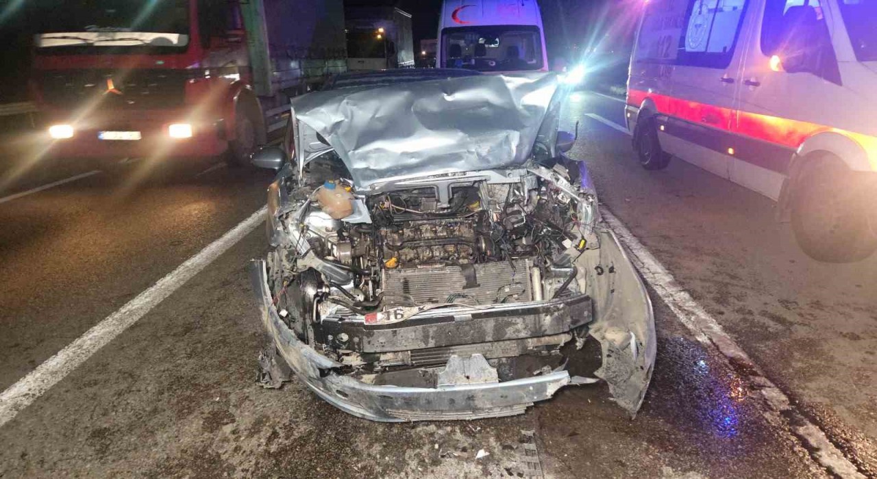 Kırmızı ışıkta duran otomobile arkadan çarptı: 1i çocuk 5 yaralı