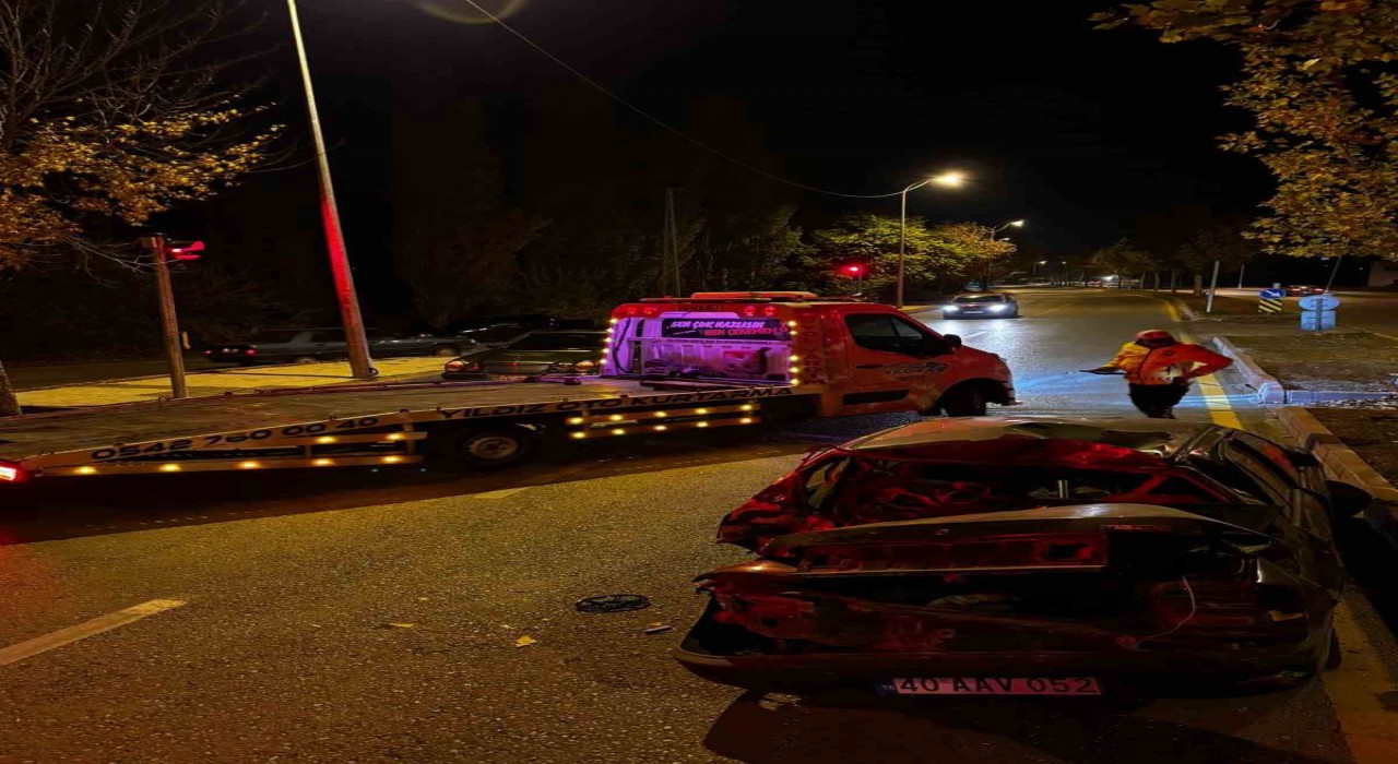 Kırşehirde kaldırıma çarpan otomobil takla attı: 1 yaralı