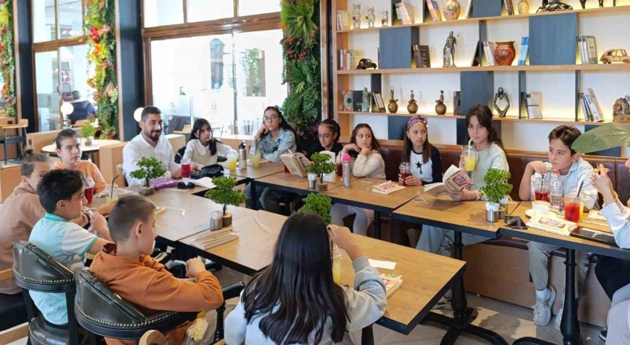 ‘Kitap Kaşifleri Kulübü minik öğrencileri kitap okumaya yönlendiriyor