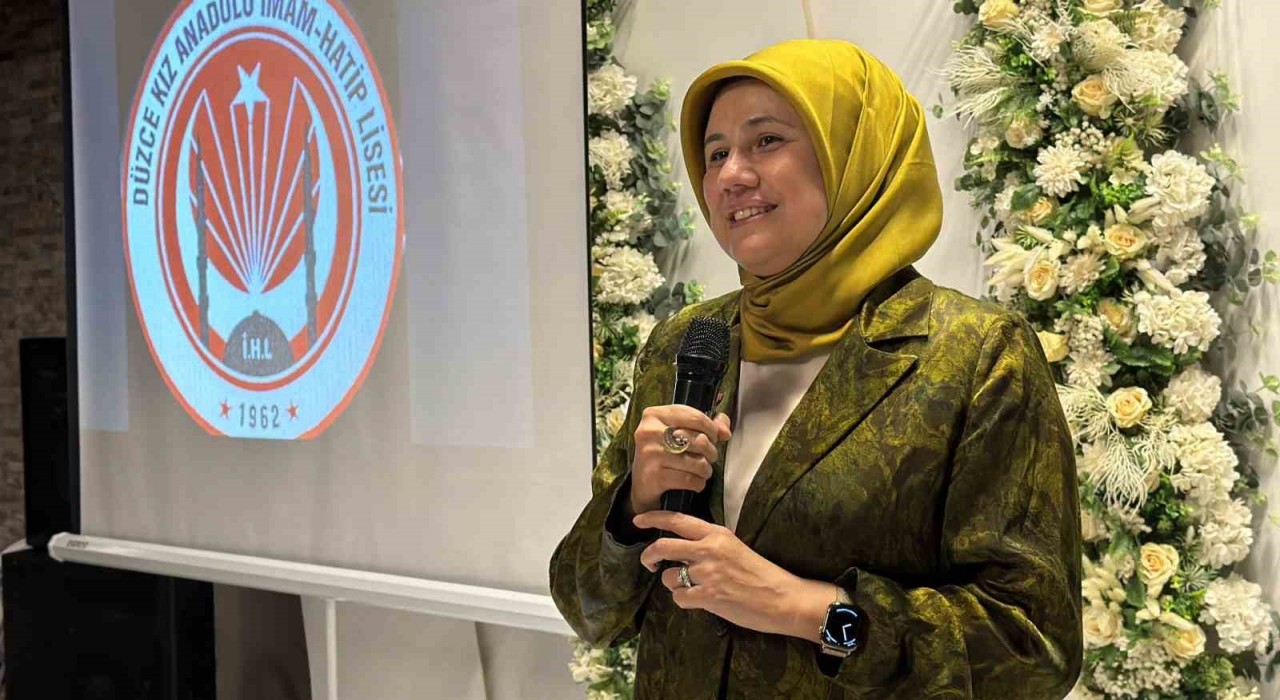 Kızılay Genel Başkanı Yılmaz, Düzcede 41 yıllık eğitim hayatını noktalayan hocası için düzenlenen veda programına katıldı