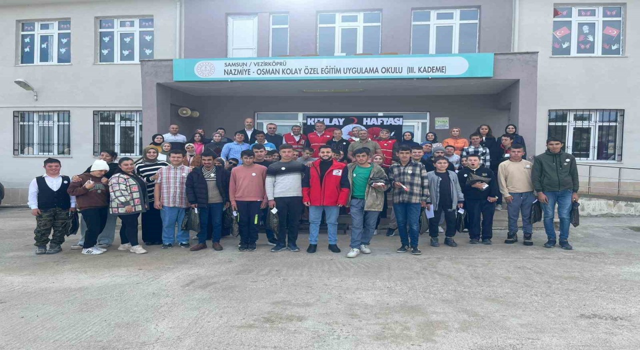 Kızılay Haftasında özel öğrencilere moral