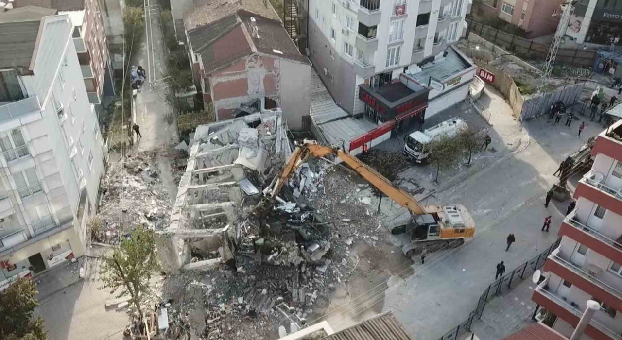 Kocaelide 4 kişiye mezar olan binanın enkazı kaldırılıyor
