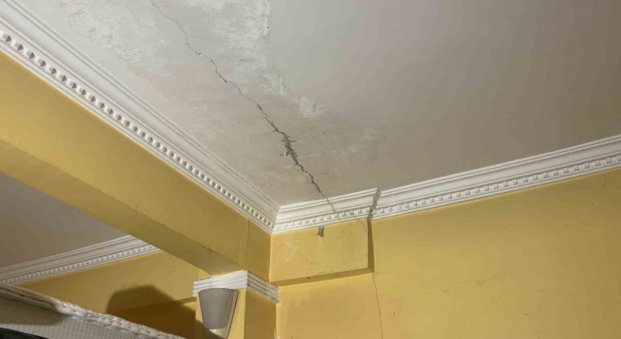 Kocaelide bir binanın kolonları çatladı: Aileler korkuyla evi tahliye etti