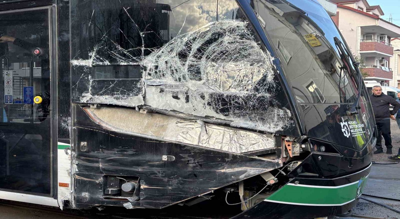 Kocaelide çöp kamyonu tramvaya çarptı: 3 yaralı