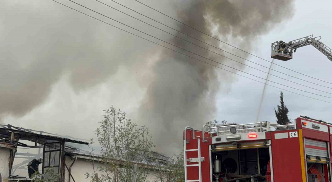 Kocaelide mutfak tezgahları üretim tesisinde korkutan yangın