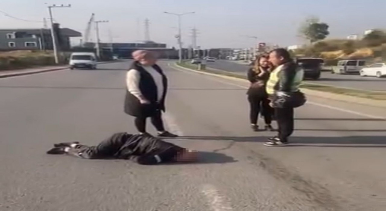 Kocaelide otomobil yayalara çarpıp refüje çıktı: 1i ağır 2 yaralı